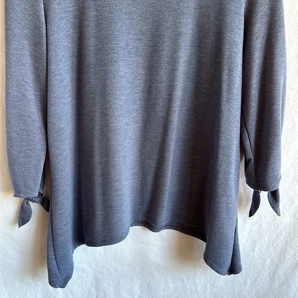 I.N. Studio blue round neck stretchy top, size PL - Picture 3 of 8